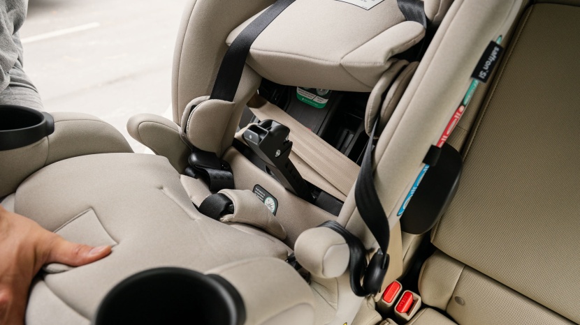 the saffron's forward-facing installation uses an off-center lockoff...