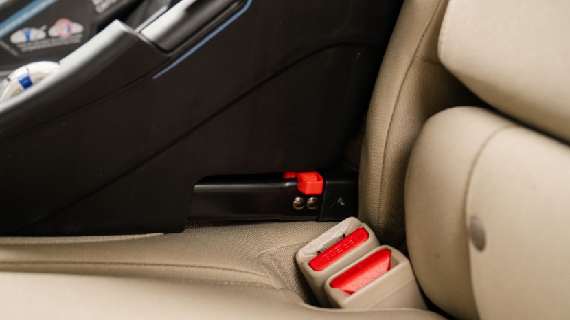 the romer rigid latch connectors easily connect to the car anchors...