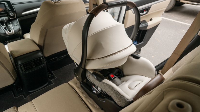 romer juni - there is plenty of space between the juni&#039;s handle and canopy so the...