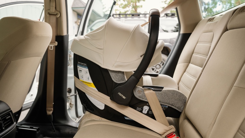 romer juni - it wasn&#039;t difficult to reach over the juni to buckle the belt and...