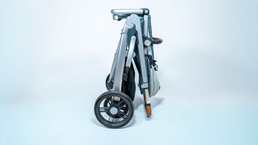 the vista v3 will easily self-stand once the lock is engaged and...