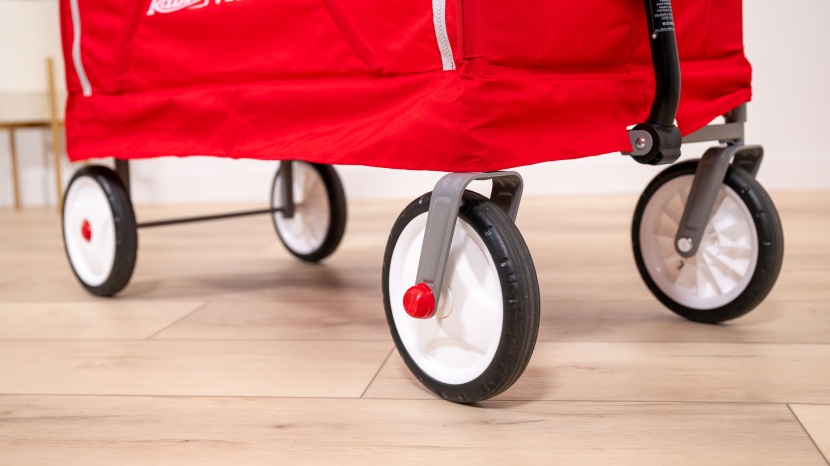 radio flyer 3-in-1 ez fold wagon - the radio flyer 3-in-1 does not have brakes.