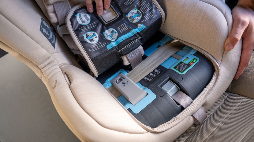 the rove tensioner and lock-off are located under the zip-open seat...