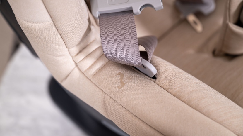 the rove's harness latch plates can be stored in pockets on the...