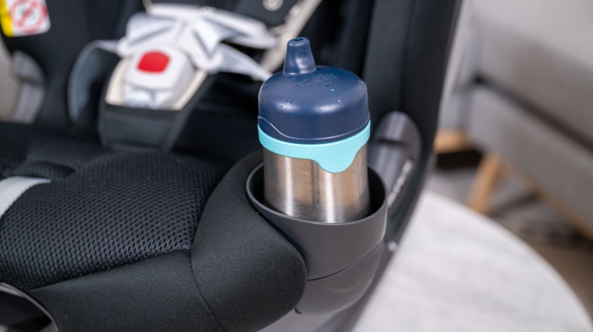 the cup holders on the cybex are wide but fairly shallow. nothing...