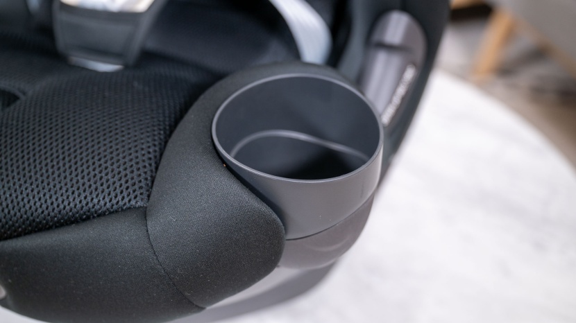 the callisto has dual cup holders.