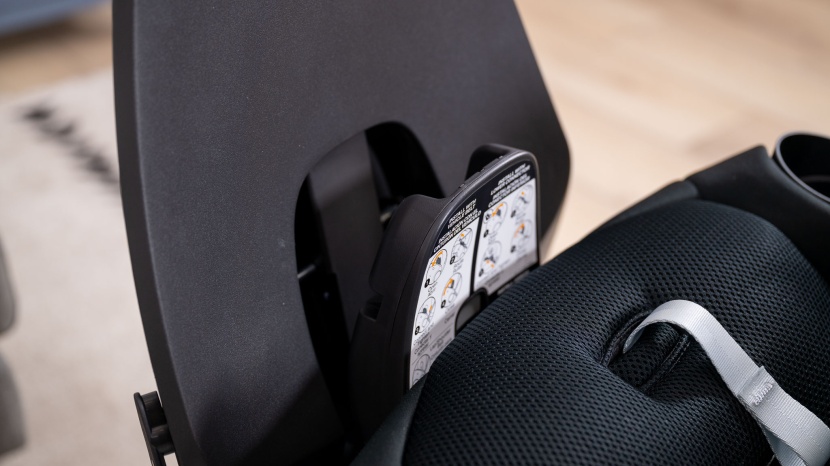 the cybex belt lock-off is easy to access and use.