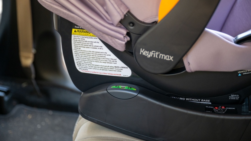 the keyfit max has bubble level indicators on each side of the base.