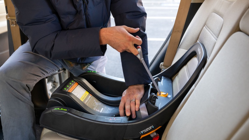 chicco keyfit max cleartex - the keyfit max has a center pull strap for the latch connectors that...