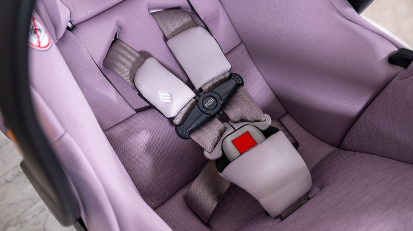 chicco keyfit max cleartex - the comfort padding around the crotch strap can cover the buckle on...