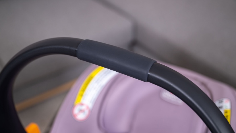 chicco keyfit max cleartex - the max's handle has a center rubberized grip.