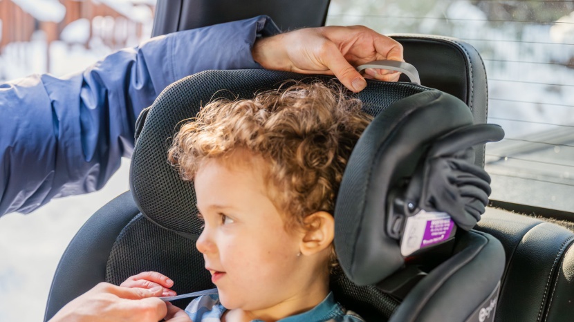 cybex callisto g 360 - the headrest assembly movement on the cybex adjusts the shoulder...