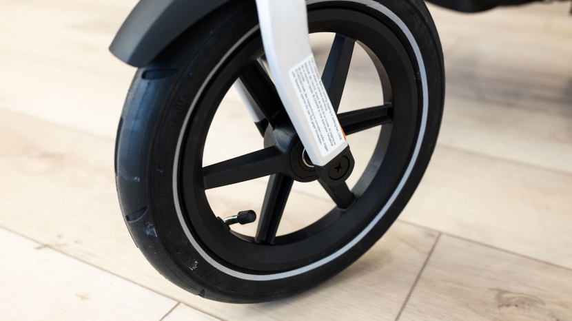 thule urban glide 2 - the lightweight wheels and rubber tires on the urban glide 2 are of...