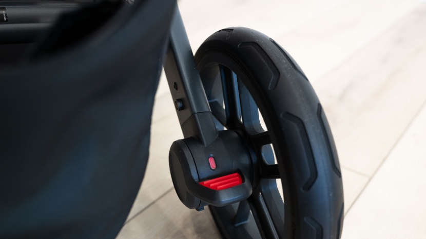 the vista v2 brake indicator is red when the brakes are set.