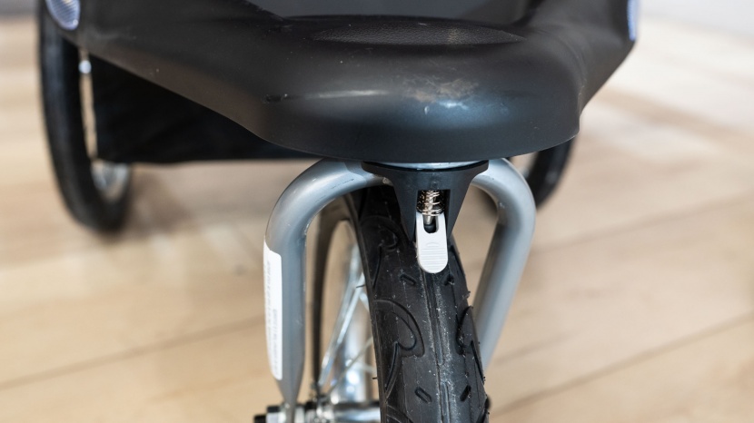 the swivel front wheel on the expedition locks in place for jogging...