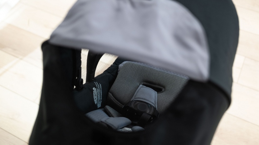 the brook+ canopy has a mesh peek-a-boo window with a flip-up cover.
