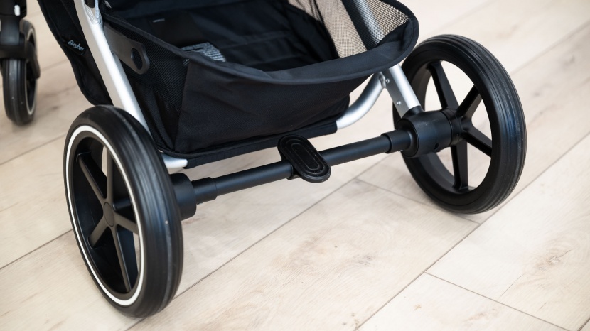 cybex balios s lux - the balios rocking pedal is well-placed and easy to use.