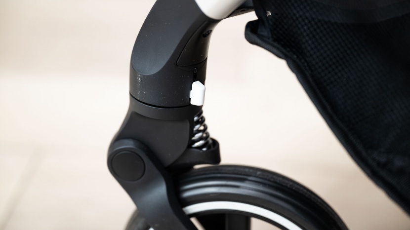 the balios front wheels can be locked and have spring shocks.